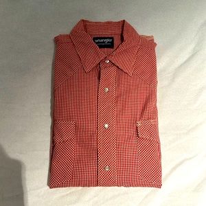 Wrangler Western Shirt with spread collar and pearl snaps.